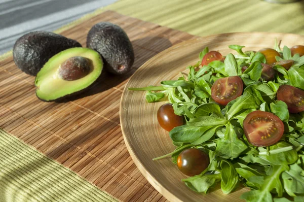 Avokado ve salata — Stok fotoğraf