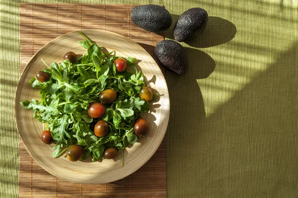 Avokado ve salata — Stok fotoğraf