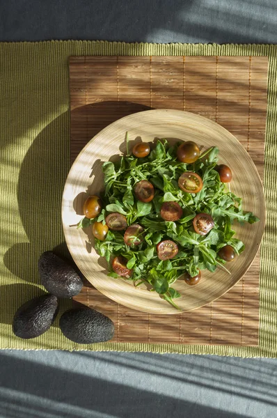 Avokado ve salata — Stok fotoğraf