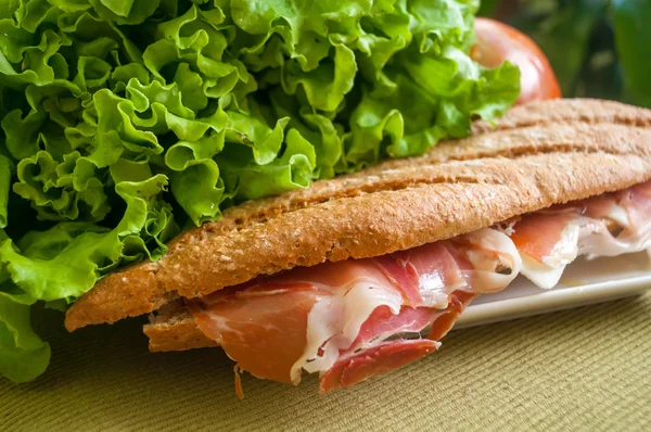 Bocadillo con jamón bocadillo — Foto de Stock