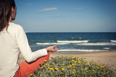 Sahilde meditasyon
