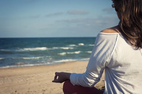 Meditazione sulla spiaggia — Foto Stock