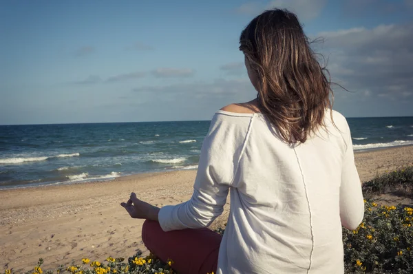 Meditáció a parton — Stock Fotó