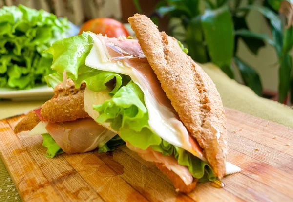 Bocadillo con jamón bocadillo — Foto de Stock