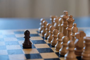 Tahta bir satranç tahtası, oynamaya hazır taşlar.