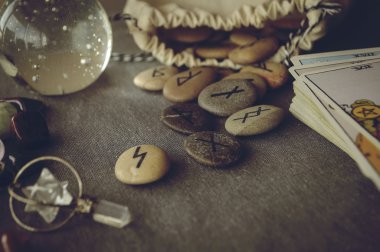 runes ve tarot kartları