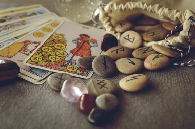 runes ve tarot kartları