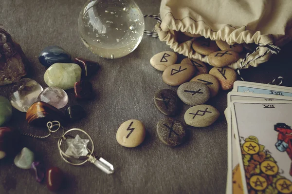 Runes and tarot cards — Stock Photo, Image