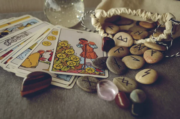 Runas e cartas de tarô — Fotografia de Stock