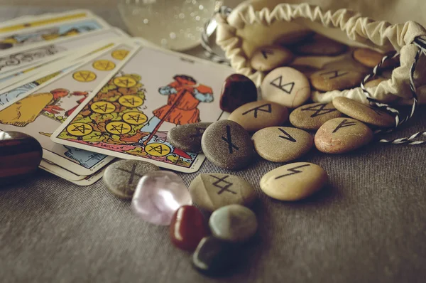 Runes et cartes de tarot — Photo