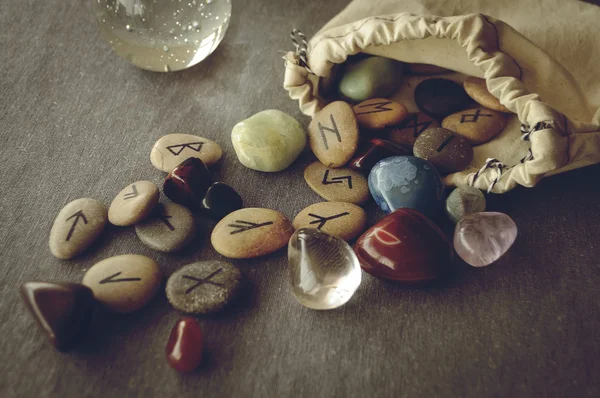 Runes et cartes de tarot — Photo