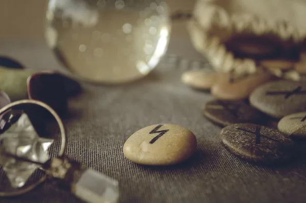 runes ve tarot kartları