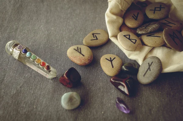 Runes et cartes de tarot — Photo