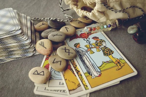 Runas y cartas del tarot — Foto de Stock