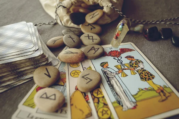 Runes and tarot cards — Stock Photo, Image