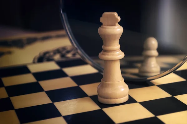 Peça de xadrez no espelho — Fotografia de Stock
