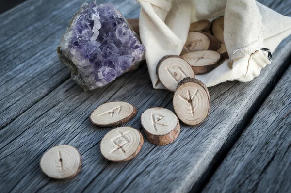 Rune di legno fatte a mano — Foto Stock