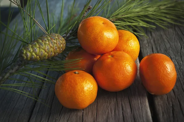 Saftige Orangen auf dem alten Holztisch — Stockfoto