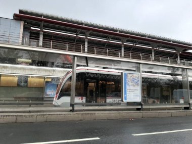 Sokaktaki modern tramvay