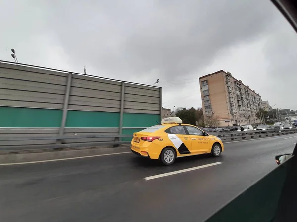 Москва Росія Октобер 2020 Таксі Автомобіль Вулиці — стокове фото