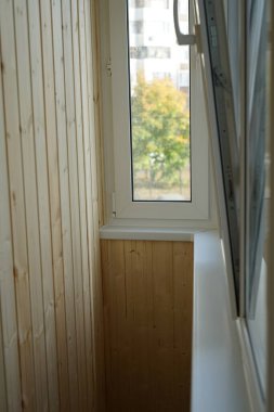 Balkonla donatılmış. Plastik pencereler ve tahta tahtalar.