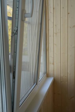 Balkonla donatılmış. Plastik pencereler ve tahta tahtalar.