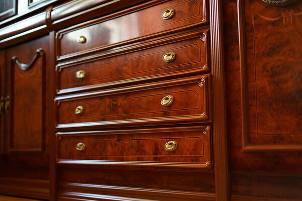 Шкаф в гостиной. Дизайн красного дерева.