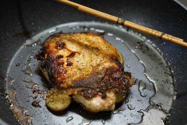 Tavada kızartılmış domuz eti. - Evde. Yukarıdan görünüşü.