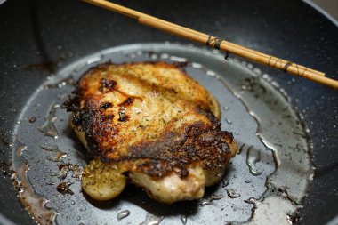 Tavada kızartılmış domuz eti. - Evde. Yukarıdan görünüşü.