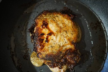 Tavada kızartılmış domuz eti. - Evde. Yukarıdan görünüşü.