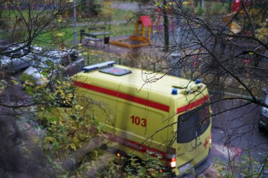 Moskova, Rusya - 5 Kasım 2020: Ambulans eve yanaştı. Covid19 'la gergin bir durum. Doktorlar sayesinde..