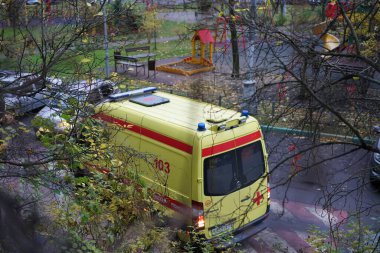 Moskova, Rusya - 5 Kasım 2020: Ambulans eve yanaştı. Covid19 'la gergin bir durum. Doktorlar sayesinde..