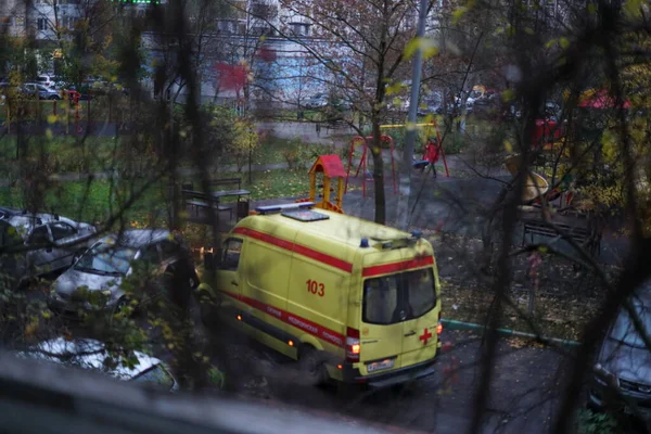 Moskau Russland November 2020 Der Krankenwagen Fährt Zum Haus Vor — Stockfoto