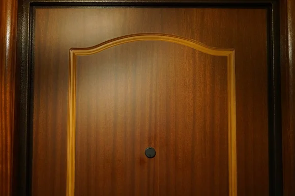 Черный Глазок Двери Дверь Окрашена Красное Дерево — стоковое фото