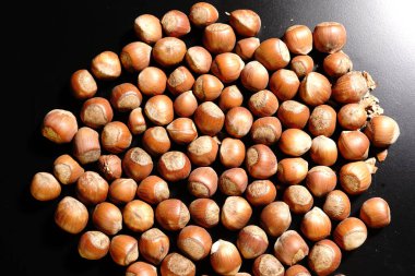 Fındık. Kabuklarında fındık var. Loş ışıklar.