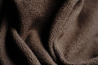 Dalgalar halinde giden tekstil siyah dokusu. Loş ışıklar.