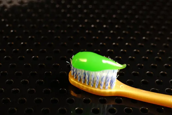 Uma Escova Dentes Amarela Com Cerdas Leves Encontra Uma Mesa — Fotografia de Stock