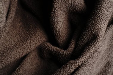 Dalgalar halinde giden tekstil siyah dokusu. Loş ışıklar.