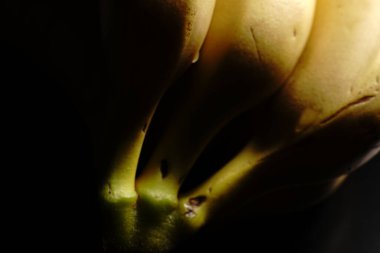 Muzlar karanlık arka planda ve loş ışıkta yakındır..