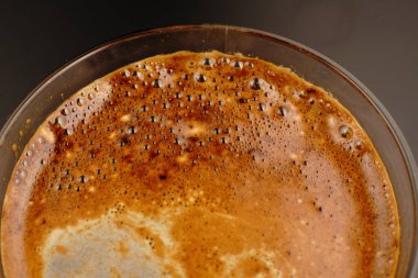 Bir fincan kahve. - Yakın çekim. Loş ışık.