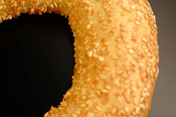 Bagel Pekárny Blízko Zlatá Barva Posypaná Sezamovými Semínky Tmavém Pozadí — Stock fotografie