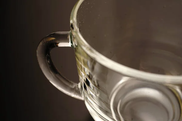 Пустой Прозрачный Чайный Стакан Вид Вершины Черном Фоне Тусклые Огни — стоковое фото