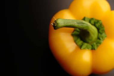 Sarı tatlı biber. Yeşil bir işlemle. Yaklaştın. Loş ışıklar.