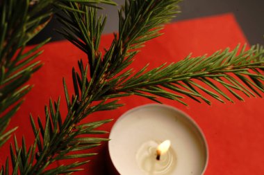 Mumlar ve Noel oyuncakları. Loş ışıklar. Kapat.