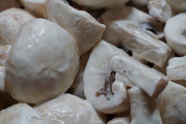 Fırın kabında mayonez mantarı. Fırına gönderilmeye hazır. Fırında şenlikli bir akşam yemeği pişiriyorum..