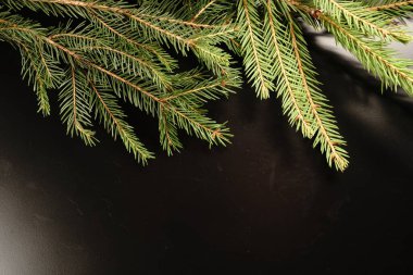 Siyah arka planda Noel Ağacı. Yukarıdan manzara. Loş ışıklar.