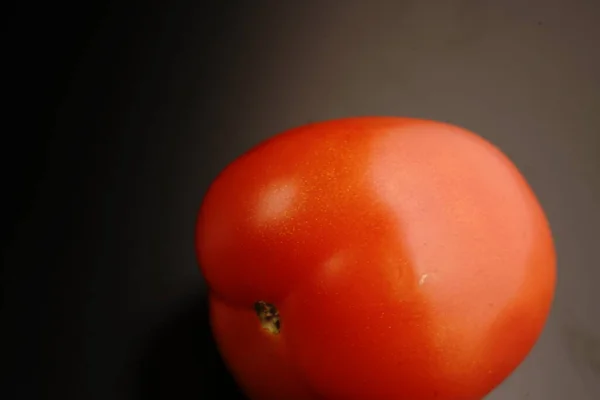 Red Fresh Tomato Mature Closeup Dimmed Light Black Background — Stock Photo, Image