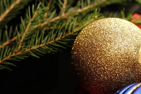 Vánoční Hračka Podobě Koule Která Zavěšena Vánočním Stromečku Zavřít — Stock fotografie