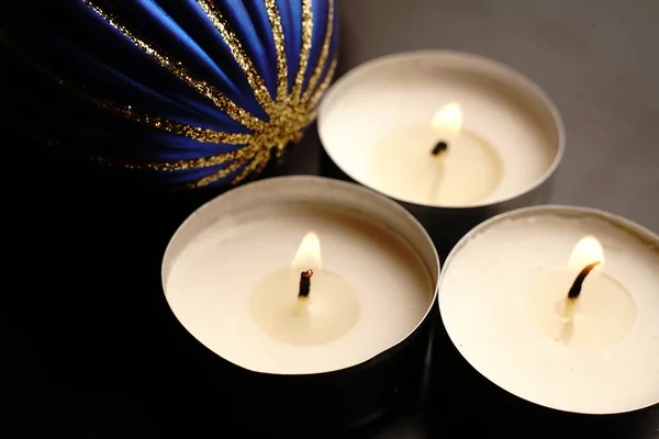 Velas Brinquedos Natal Luzes Escuras Fechar — Fotografia de Stock