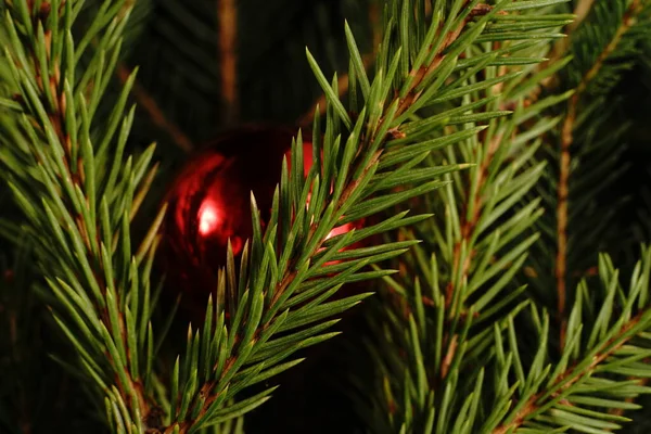 Vánoční Balónek Kolem Vánočního Stromku Tmavá Světla Zavřít — Stock fotografie